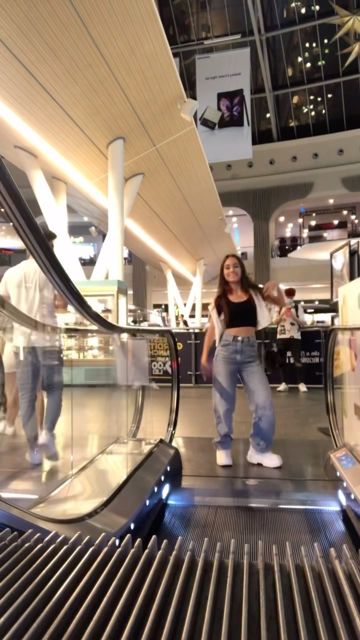 Here is the result dabce on the escalator ? | Andra Gogan